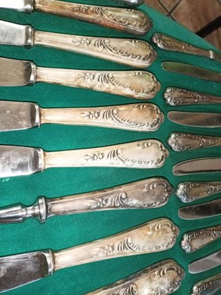 25 pezzi 24 coltelli 1 affilatore argentati