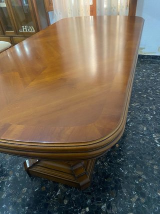 Mesa de comedor con 2 sillones y sillas