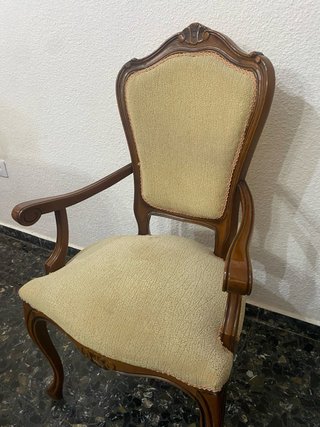 Mesa de comedor con 2 sillones y sillas