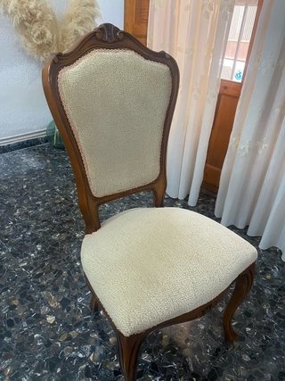 Mesa de comedor con 2 sillones y sillas