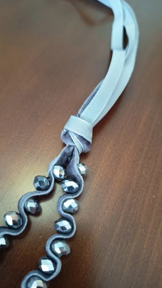 Collar multicapa gris y plateado