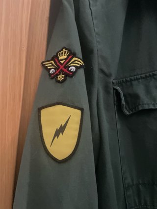 Chaqueta militar verde con parches