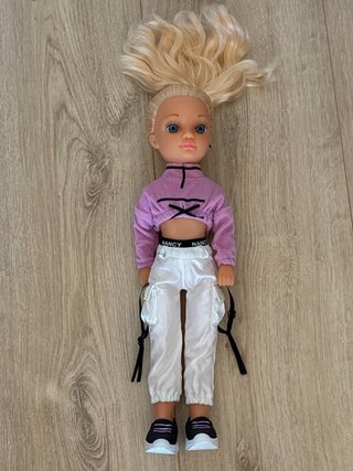 Nancy con patinete