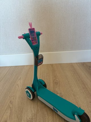 Nancy con patinete