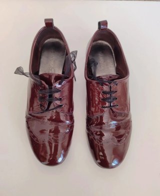 Mocasines charol burdeos con lazo