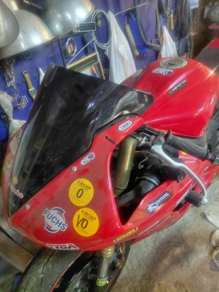 Yamaha R6 Roja Deportiva