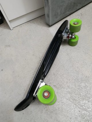 Patineta Kunzom Negra Ruedas Verdes