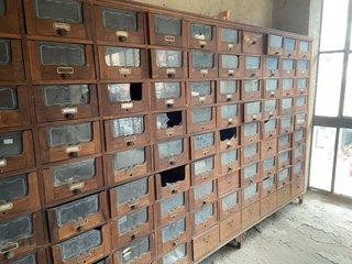 Mueble antiguo de  108 Cajones