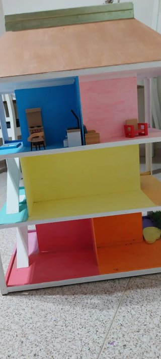 Casita de madera para muñecas