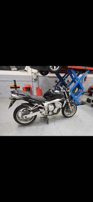 Moto Naked Negra y Plateada