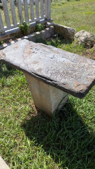 Mesa rústica de granito y pizarra.