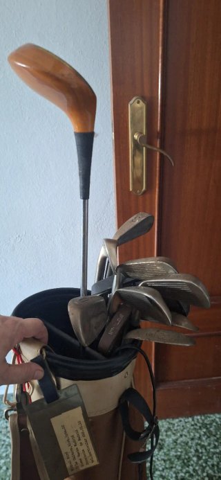Bolsa de golf antigua con palos