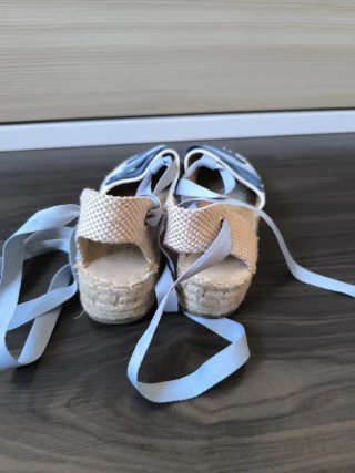 Sandalias cuña lazo azul y blanco