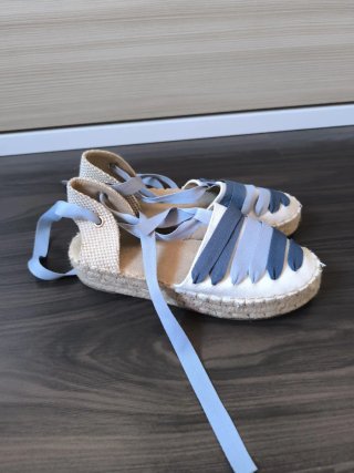 Sandalias cuña lazo azul y blanco