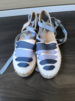 Sandalias cuña lazo azul y blanco
