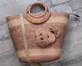 Bolso de playa de mimbre con adorno de osito
