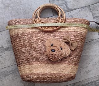 Bolso de playa de mimbre con adorno de osito