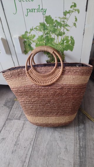 Bolso de playa de mimbre con adorno de osito