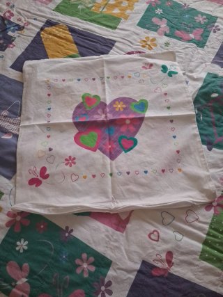 Colcha infantil con corazones y conejos