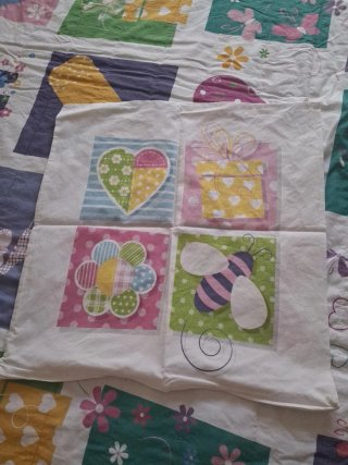 Colcha infantil con corazones y conejos