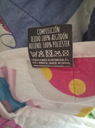 Colcha infantil con corazones y conejos