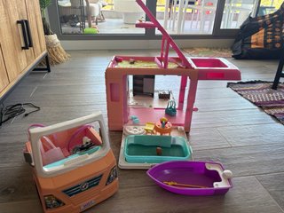 Campervan Barbie con piscina y barco