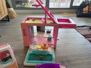 Campervan Barbie con piscina y barco