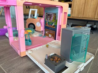 Campervan Barbie con piscina y barco
