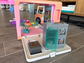 Campervan Barbie con piscina y barco