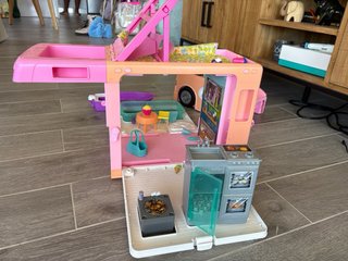 Campervan Barbie con piscina y barco