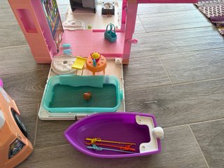 Campervan Barbie con piscina y barco