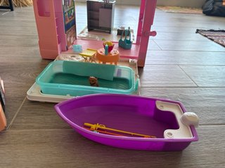 Campervan Barbie con piscina y barco