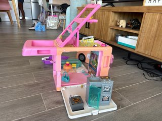 Campervan Barbie con piscina y barco