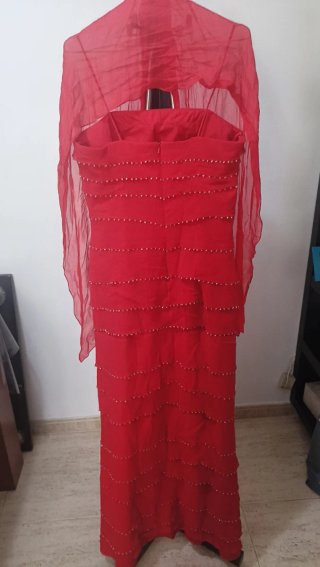 Vestido de fiesta rojo con pedrería