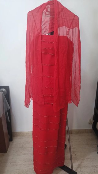 Vestido de fiesta rojo con pedrería