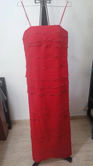 Vestido de fiesta rojo con pedrería