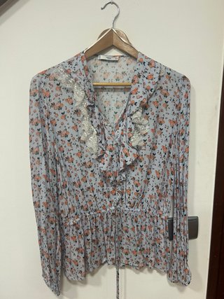 Blusa MNG floral con volantes