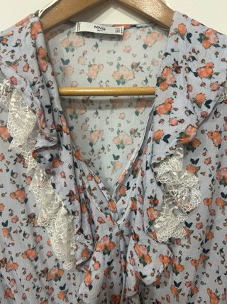 Blusa MNG floral con volantes