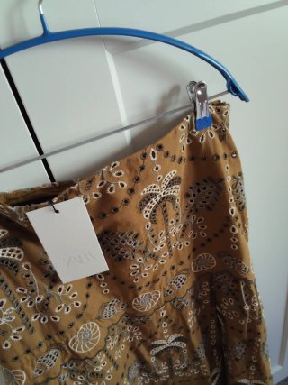 Falda midi Zara estampada