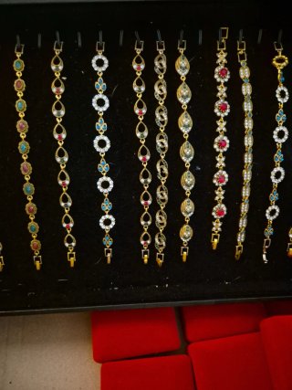 Lote pulseras collares y conjuntos dorados acero