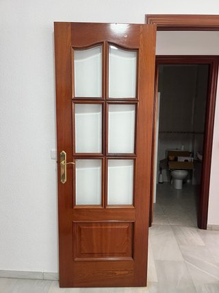 Puerta madera maciza con cristal biselado mate.