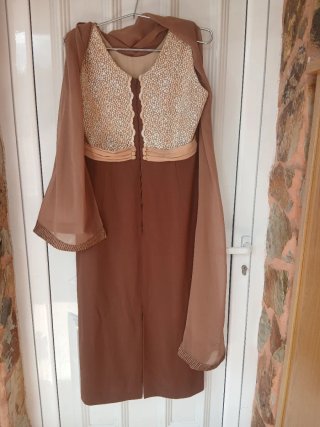 Vestido de fiesta beige y marrón