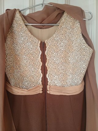 Vestido de fiesta beige y marrón