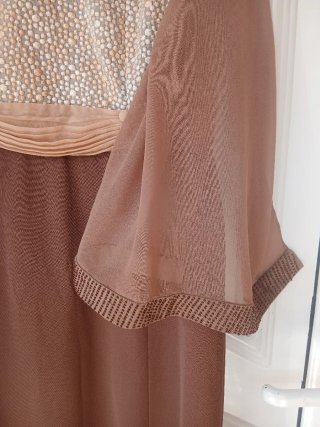 Vestido de fiesta beige y marrón