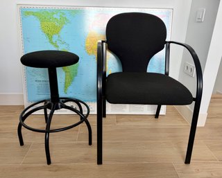 Silla confidente y taburete negro oficina