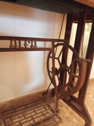 Máquina de coser Alfa antigua