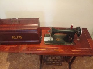 Máquina de coser Alfa antigua