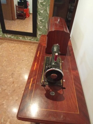 Máquina de coser Alfa antigua