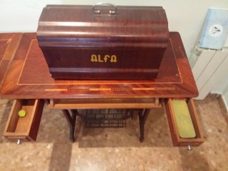 Máquina de coser Alfa antigua