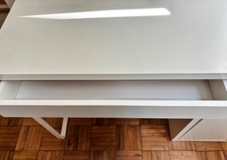 Escritorio IKEA blanco con cajón